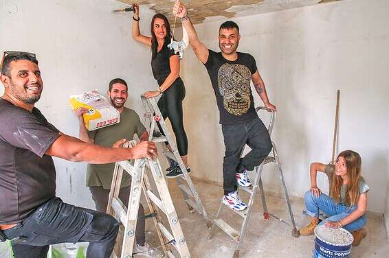 סיירת השיפוצים בפעולה // צילום: יהושע יוסף